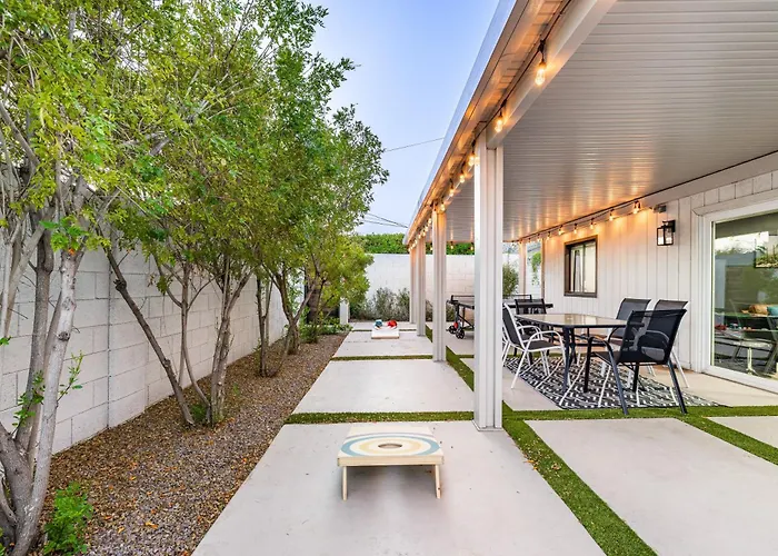 Holiday home Moody Modern Desert Retreat - Backyard Bliss Awaits Scottsdale