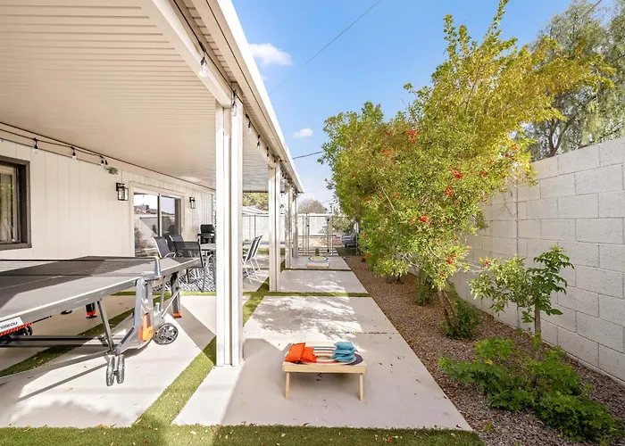 Moody Modern Desert Retreat - Backyard Bliss Awaits Holiday home