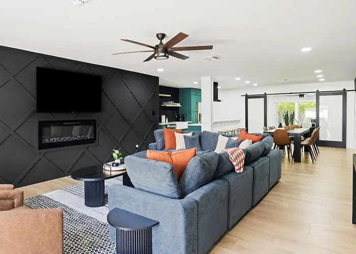 Holiday home Moody Modern Desert Retreat - Backyard Bliss Awaits *