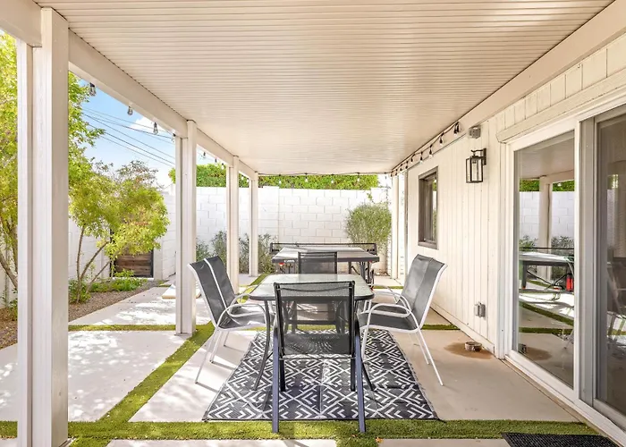Moody Modern Desert Retreat - Backyard Bliss Awaits Holiday home *