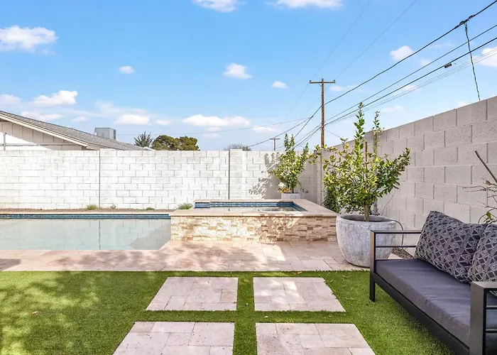 Moody Modern Desert Retreat - Backyard Bliss Awaits Holiday home *